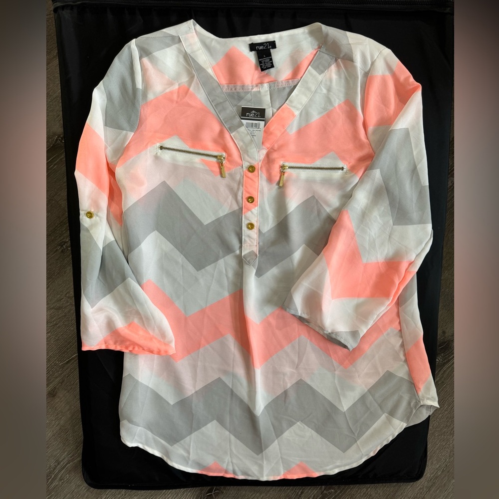 New Chevron Pattern Blouse with Zipper Accents